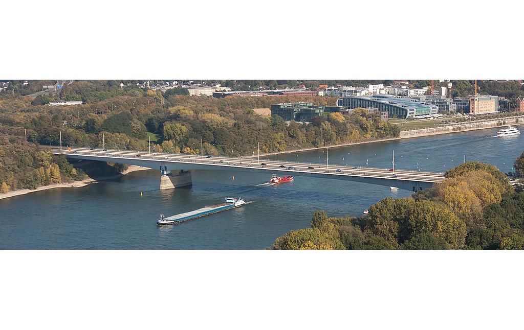 Konrad-Adenauer-Brücke, die südliche der Bonner Rheinbrücken, vom Post Tower aus gesehen mit Blick auf die Bebauung des Bonner Bogens mit dem Kameha Grand Hotel und der Rohmühle (2011)