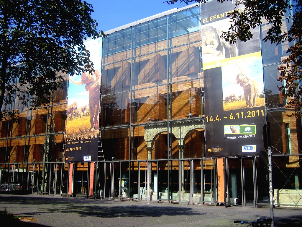 Die Vorderansicht des LVR-LandesMuseums Bonn in der Colmantstraße (2011).