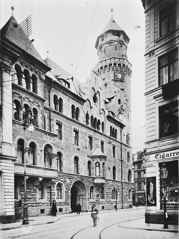 Historische Aufnahme aus der Kölner Schildergasse von 1912: Das 1907 erbaute und 1945 zerstörte Polizeipräsidium.