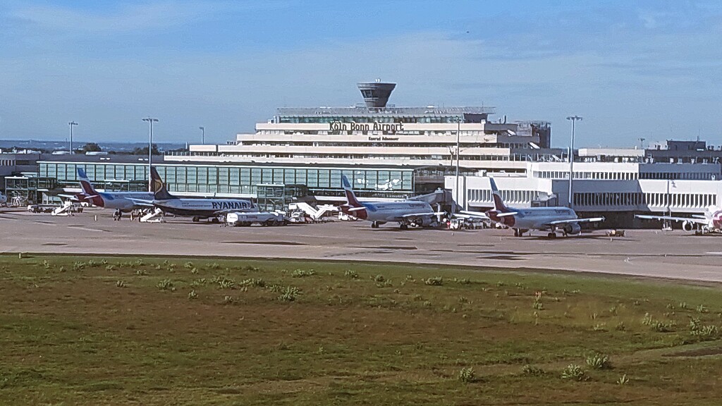 Das Hauptterminal des Flughafens Köln/Bonn in westlicher Blickrichtung (2021), davor Passagiermaschinen.