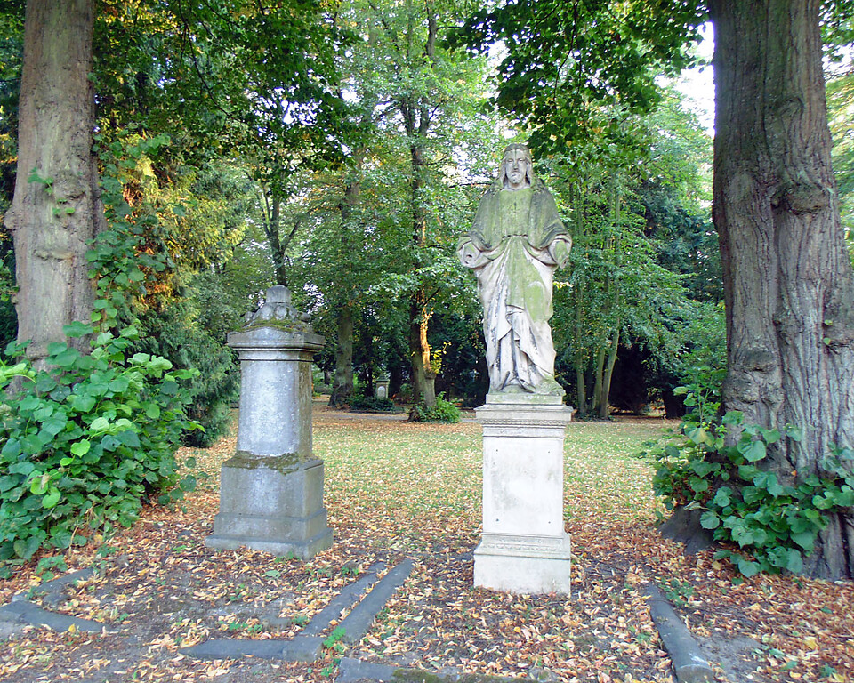 Alte Grabstätten auf dem ehemaligen Friedhof Deckstein in Köln-Lindenthal (2020)
