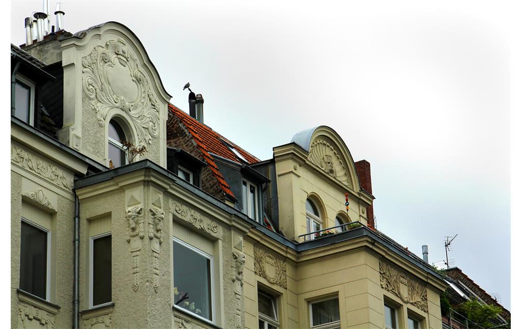 Ornamentierte Dachgiebel in der Blumenthalstraße im Agnesviertel (2021)