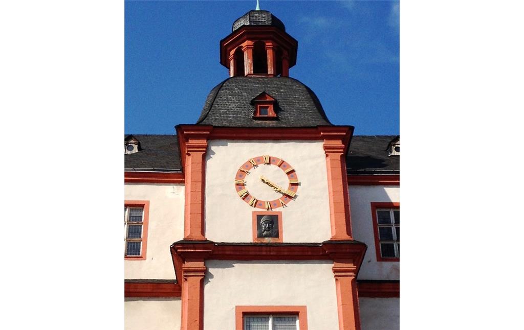 Mittelturm mit Glockendach und Uhr am alten Kauf- und Rathaus am Florinsmarkt in Koblenz (2013)