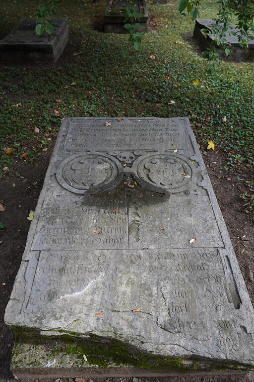 Grabstätte mit Totenschädel auf dem historischen Geusenfriedhof in Köln-Lindenthal (2021).