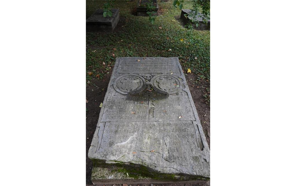 Grabstätte mit Totenschädel auf dem historischen Geusenfriedhof in Köln-Lindenthal (2021).