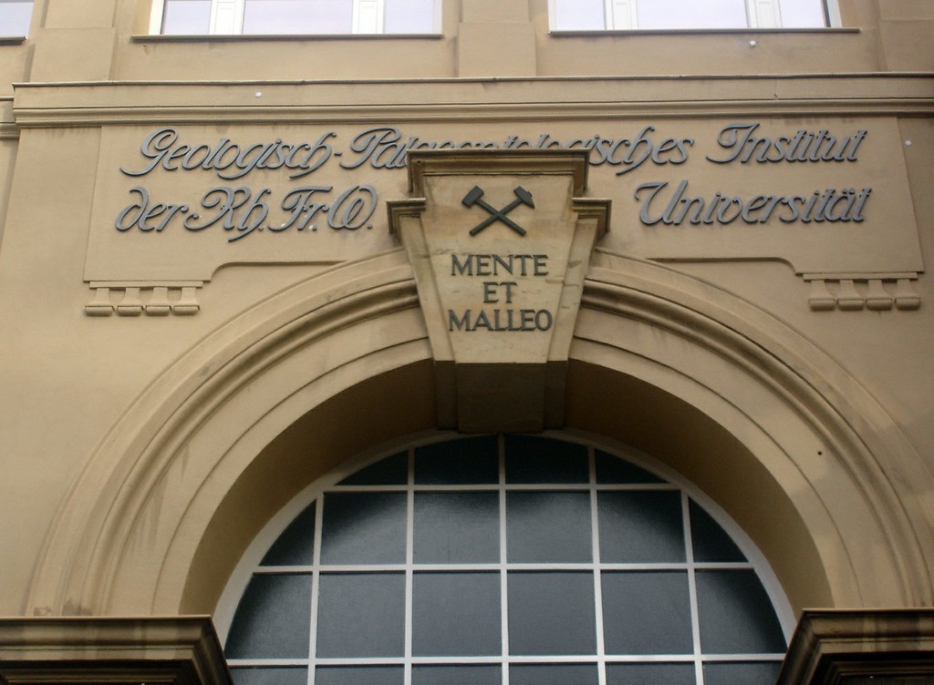 Inschrift auf dem Türbogen der Pforte zum Institut (2012)