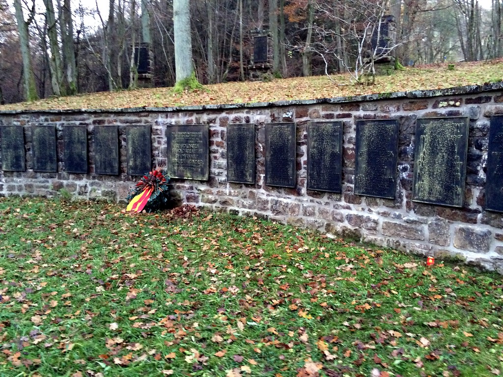 Tafeln mit den Namen der Opfer des Ersten und Zweiten Weltkriegs am Ehrenmal Auf dem Dorn bei Altenkirchen (2014).