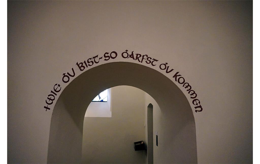 Inschrift in der Klosterkirche auf dem Salvatorberg im Stadtbezirk Aachen-Mitte (2021): "Wie bu bist - so darfst du kommen."