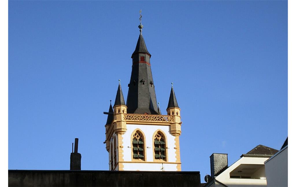 Blick von Westen her auf den Turm der Markt- und Stadtkirche St. Gangolf am Trierer Hauptmarkt (2020).
