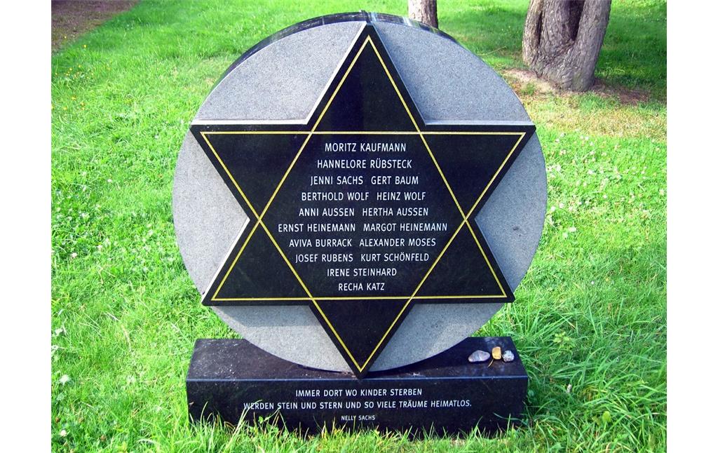 Vorderseite des Gedenksteins auf dem jüdischen Friedhof in Wevelinghoven (2014).