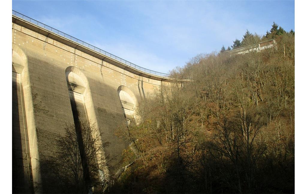 Die Staumauer der Oleftalsperre bei Hellenthal, Ansicht vom Tal aus (2016).