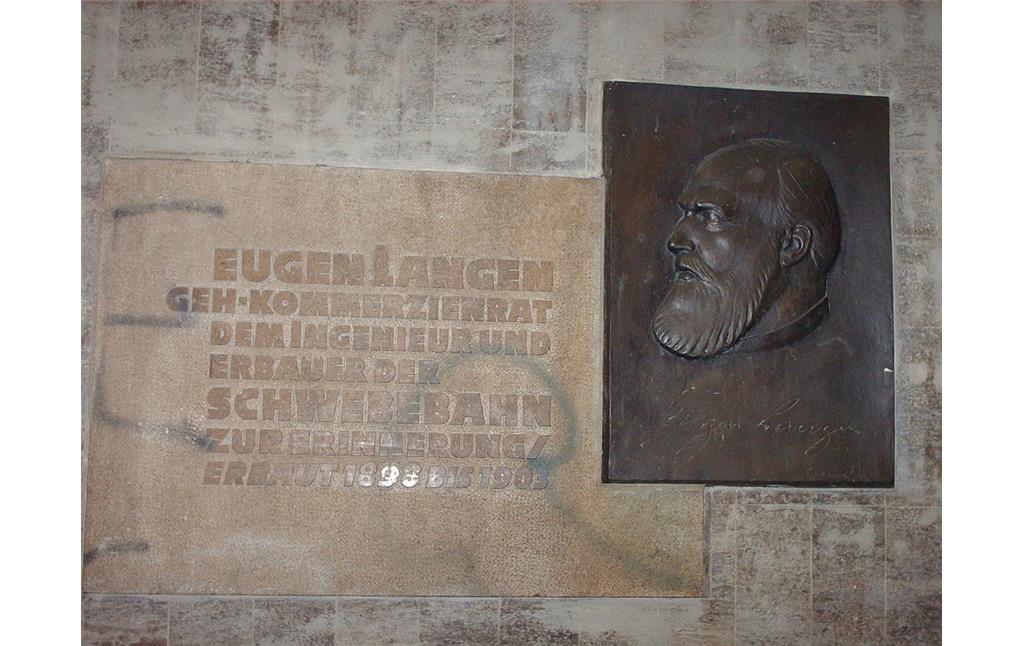Im Jahr 1957 errichtete Gedenktafel für den Unternehmer und Mitentwickler der Schwebebahn Eugen Langen (1833-1895) im Elberfelder Schwebebahnhof Döppersberg der Wuppertaler Schwebebahn (2006).