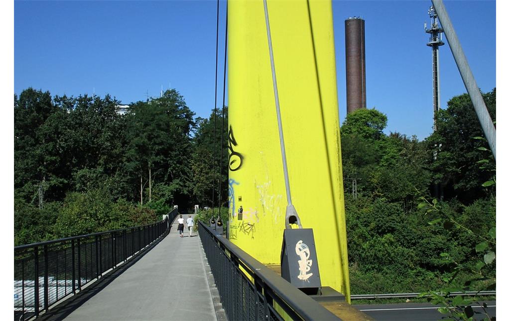Blick auf die vom Duisburger Stadtwald aus über die Bundesautobahn A3 führende "Expo-Brücke" (2015).