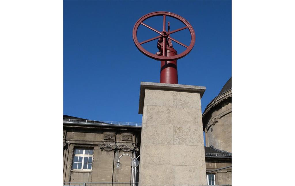 Ein originaler "atmosphärischer Gasmotor" des Erfinders Nikolaus August Otto. Dieses Denkmal wurde zu seinen Ehren auf dem Bahnhofsvorplatz in Köln-Deutz aufgestellt (2011).