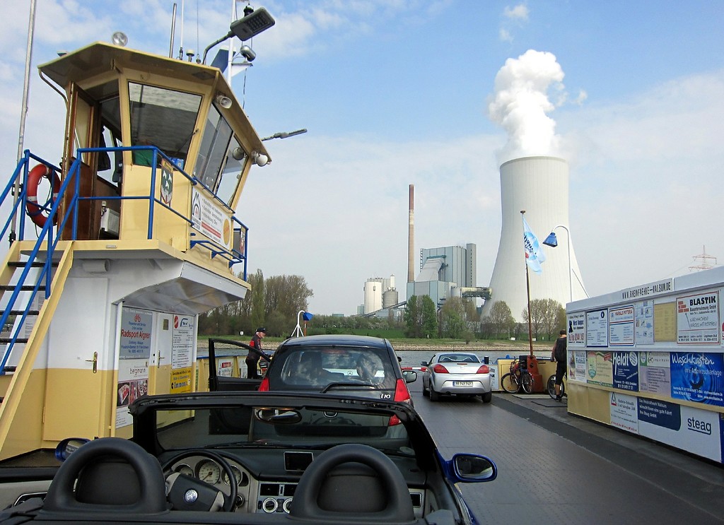 Blick von der Fähre Walsum während der Rheinüberfahrt auf das STEAG-Kraftwerk in Duisburg-Walsum (2014).