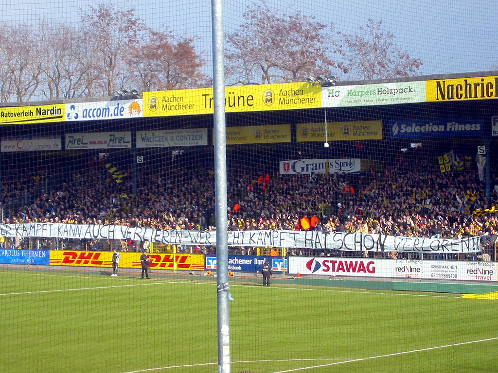 Vollbesetzte Gegentribüne (Ostseite) des Aachener Tivoli-Stadions während eines Spiel der Zweiten Fußball-Bundesliga (Alemannia Aachen - Eintracht Trier, 2005)