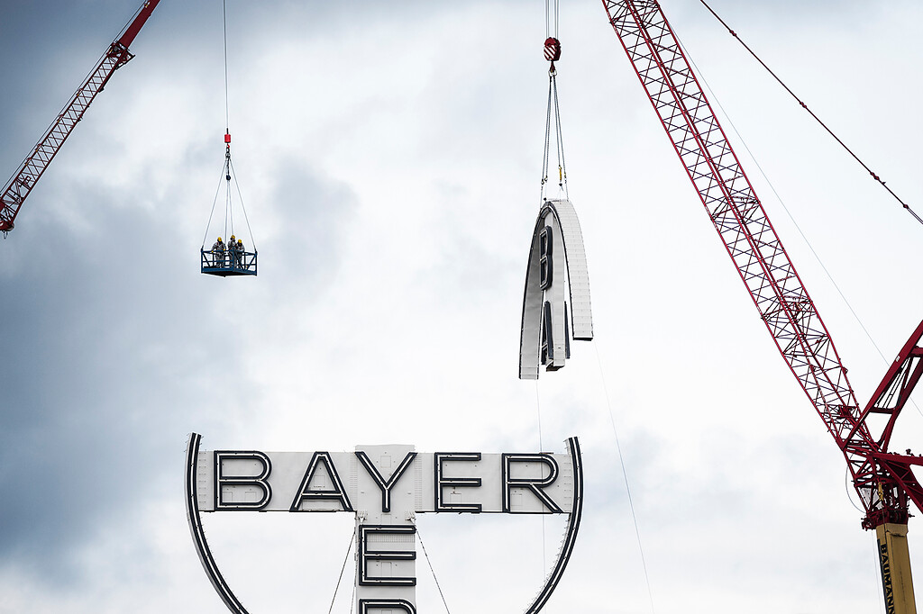 Die Demontage des Bayer-Kreuzes vom Dach des Werks in Krefeld-Uerdingen mithilfe von großen Kränen (19. November 2016).