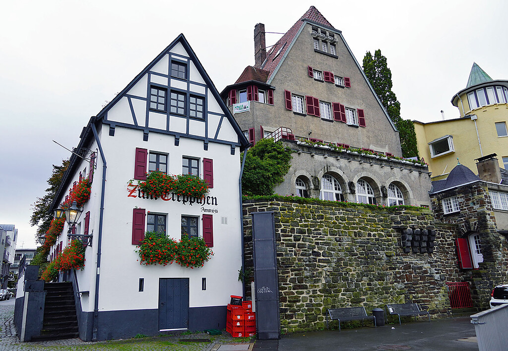 Historische Gebäude am Rodenkirchener Leinpfad direkt am Rhein in Köln-Rodenkirchen (2021).