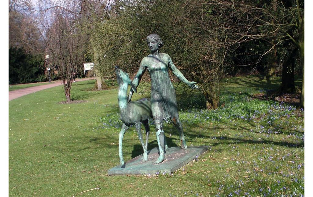 Die Figurengruppe "Mädchen mit Reh" im Botanischen Garten in Köln-Riehl (2013), eine Bronzeskulptur von Hans Wildermann.