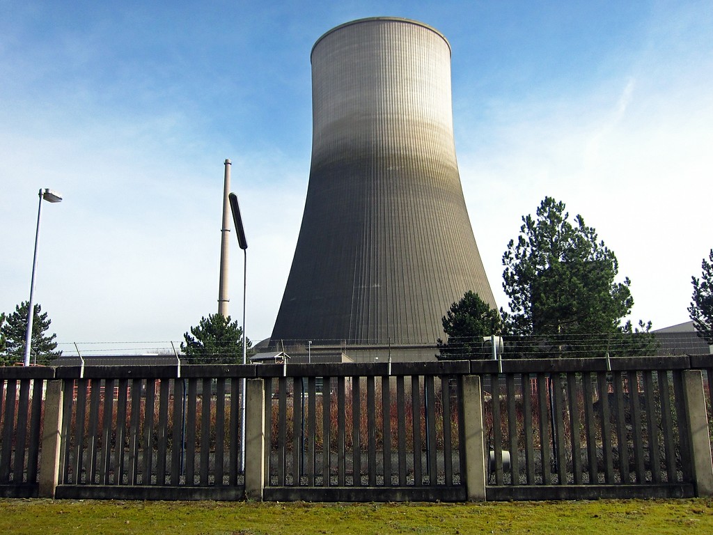 Der 162 Meter hohe Kühlturm des 1986-1988 betriebenen Kernkraftwerks Mülheim-Kärlich im Neuwieder Becken am Rhein, Ansicht aus westlicher Richtung (2015)