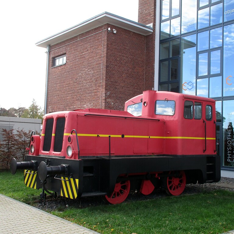 Historische Rangierlokomotive vor dem heute als Trainings- und Simulationszentrum der Bahn genutzten früheren Kesselhaus im Gewerbe- und Industriegebiet "Leskan Park" an der Waltherstraße in Köln-Dellbrück (2022).