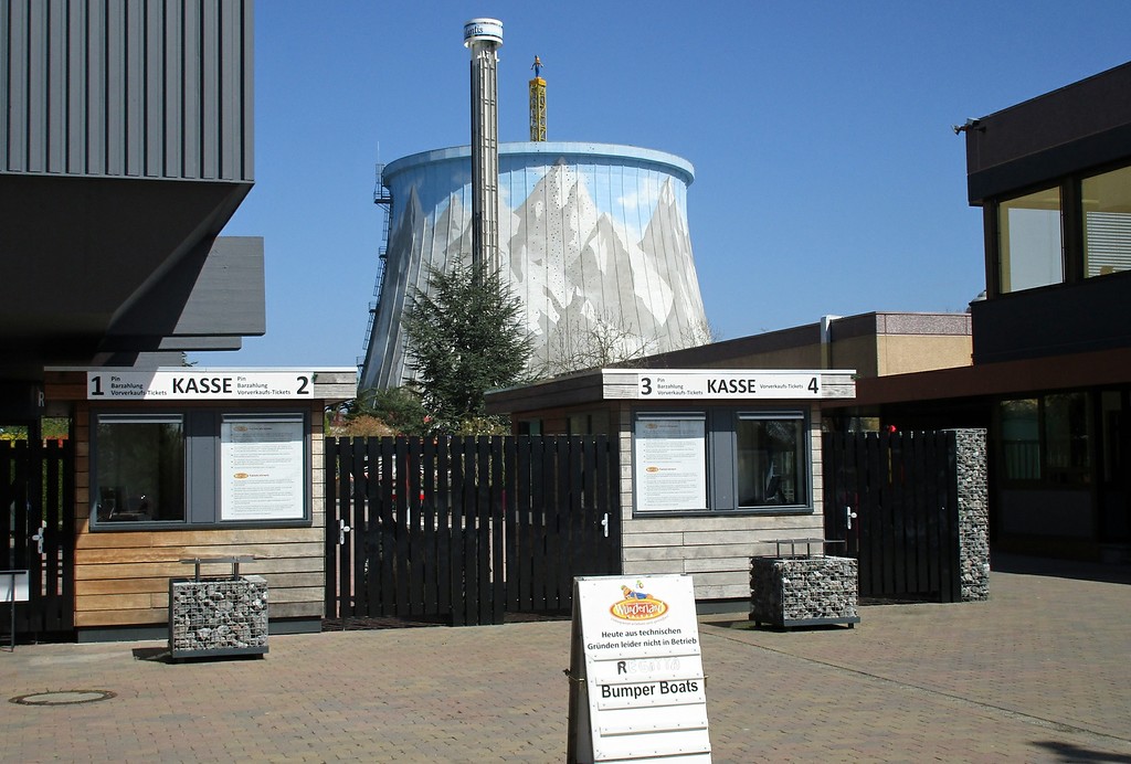 Eingangsbereich zum Freizeitzentrum "Wunderland Kalkar", dem früheren Atomkraftwerk Kalkar (2016).