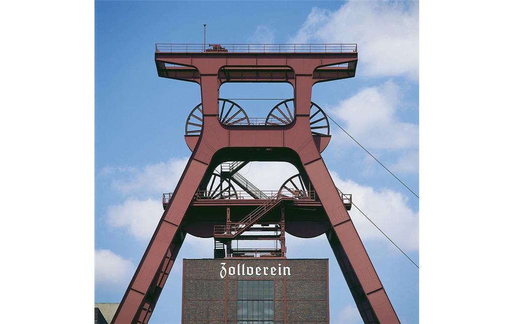 Fördergerüst der Zeche Zollverein 12 mit Fördergerüstkopf und den beiden Seilscheibenbühnen im Detail (2008).
