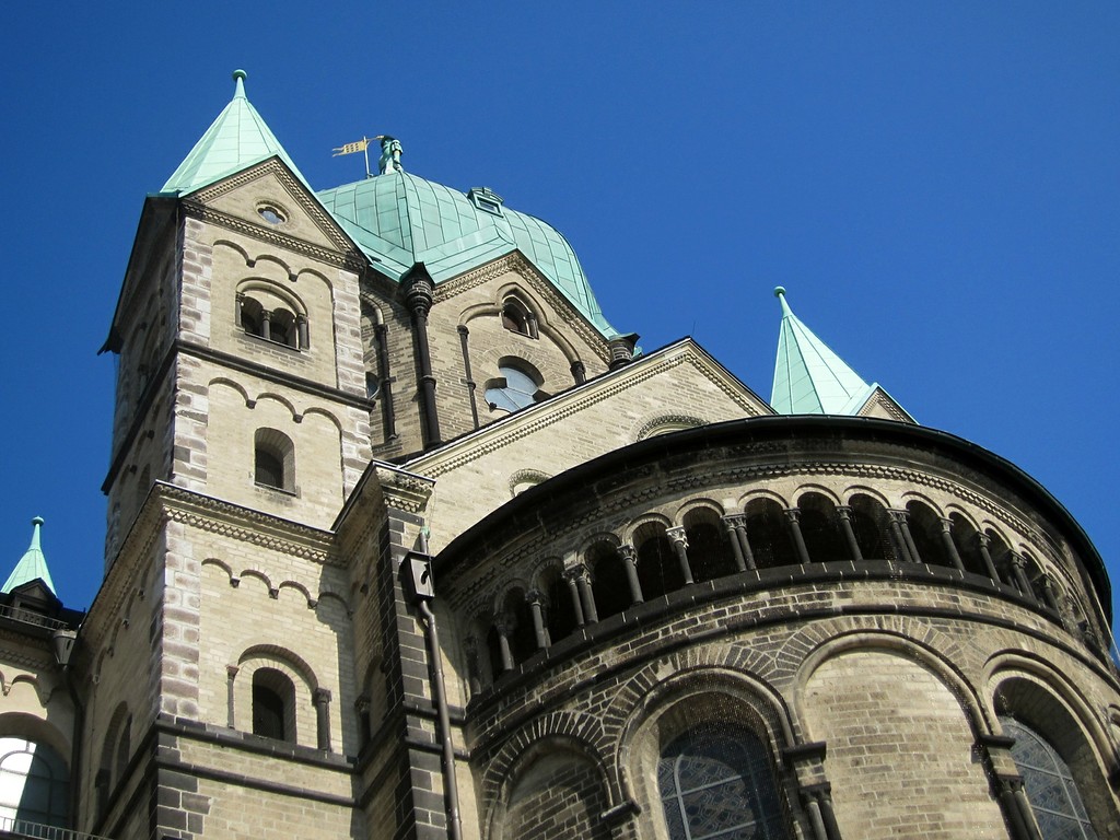 Obere Ostfassade des Quirinus-Münsters in Neuss, ehemalige Kirche des Benediktinerinnenklosters und späteren Kanonissenstifts St. Quirin (2014).