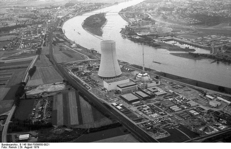 Luftaufnahme von 1979: Zentral im Bild das Atomkraftwerk Mülheim-Kärlich am Rhein, links die Bundestraße B 9 und die linke Rheinstrecke der Bahn.