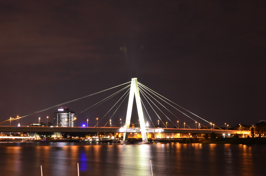 Die Severinsbrücke in Köln bei Nacht mit rechtem Rheinufer