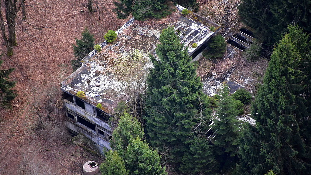 Die Ruine der so genannten "Adenauervilla" im Kammerwald, Luftaufnahme aus nordöstlicher Richtung (2016).