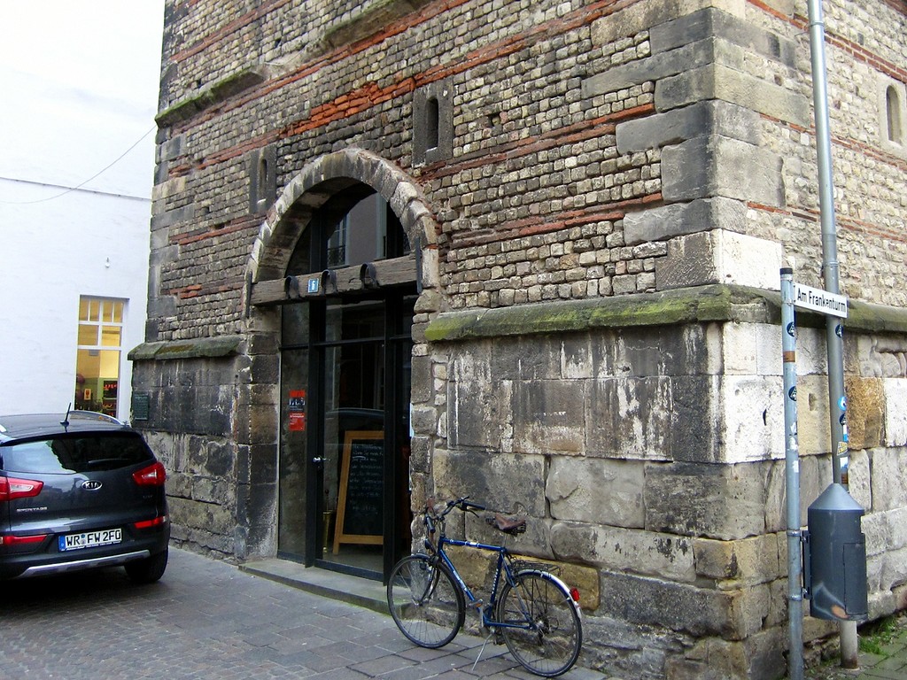 Heutiger Eingang im Erdgeschoss des mittelalterlichen Wohnturms "Frankenturm" in der Trierer Dietrichstraße (2013)
