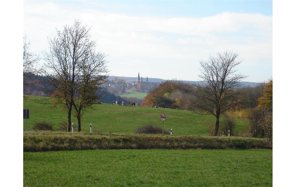 Ein Ausschnitt der Kulturlandschaft der Nordeifel mit dem Kloster Steinfeld in der Bildmitte (2000).
