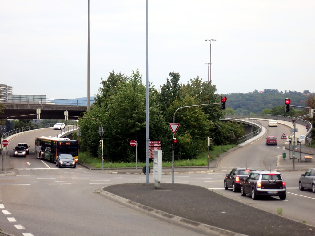 Kurt-Schumacher-Brücke in Koblenz-Metternich, Straßenauffahrt im Bereich der Universität Koblenz (2014).