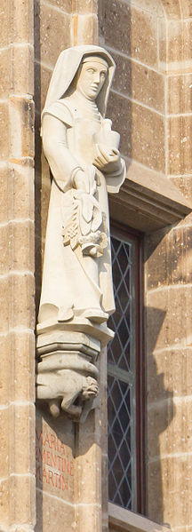 Darstellung der "Klosterfrau" Maria Clementine Martin (Bildhauerin Elisabeth Perger) am Kölner Rathausturm (2012).