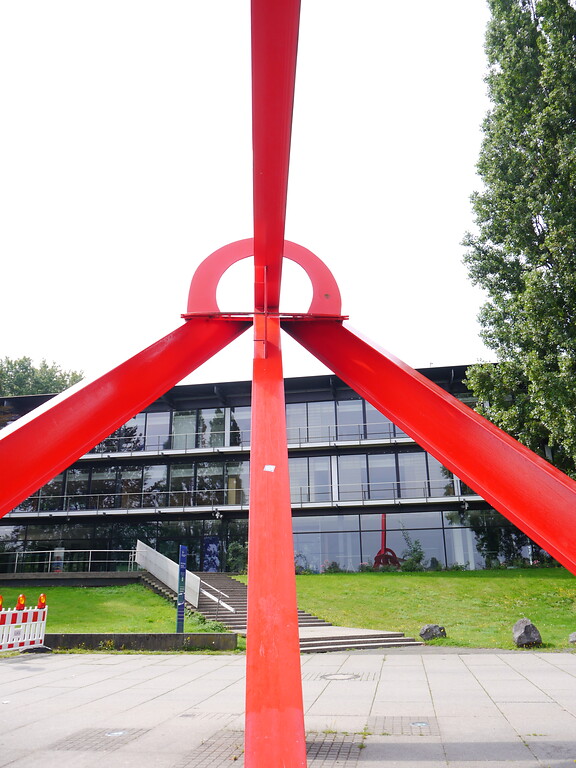 Stresemannufer in Bonn, Skulptur am Bundeshaus: LAllumé (1990) von Mark di Suvero (2021)