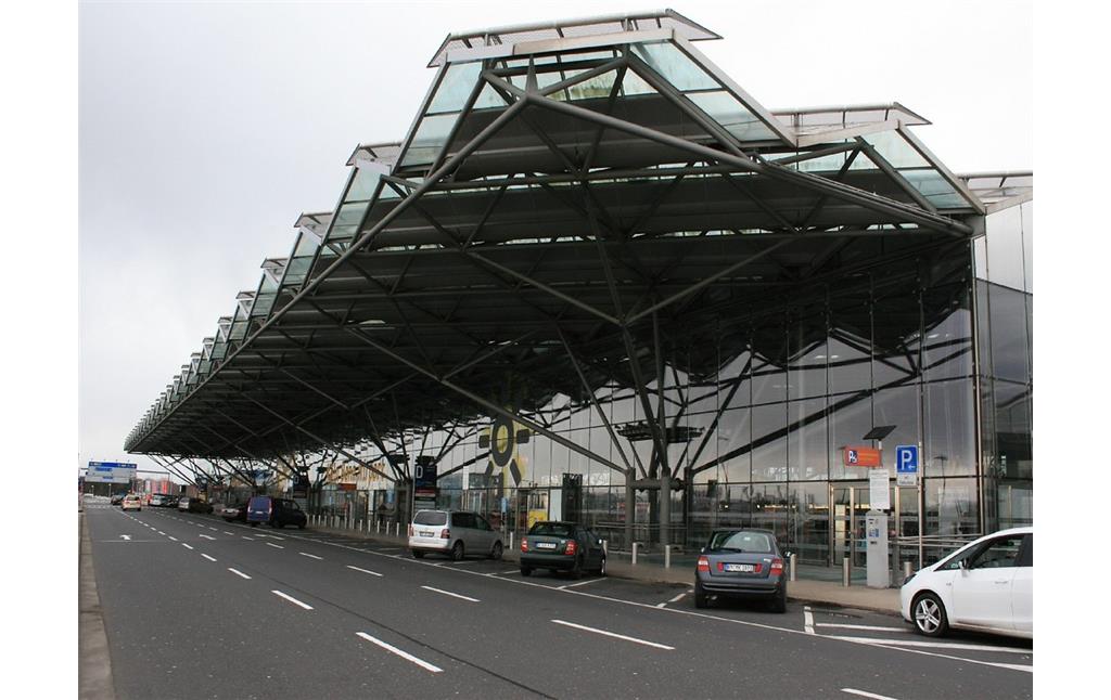 Die gläserne Fassade des im Jahre 2000 fertiggestellten Terminal 2 des Flughafens Köln/Bonn (2015).