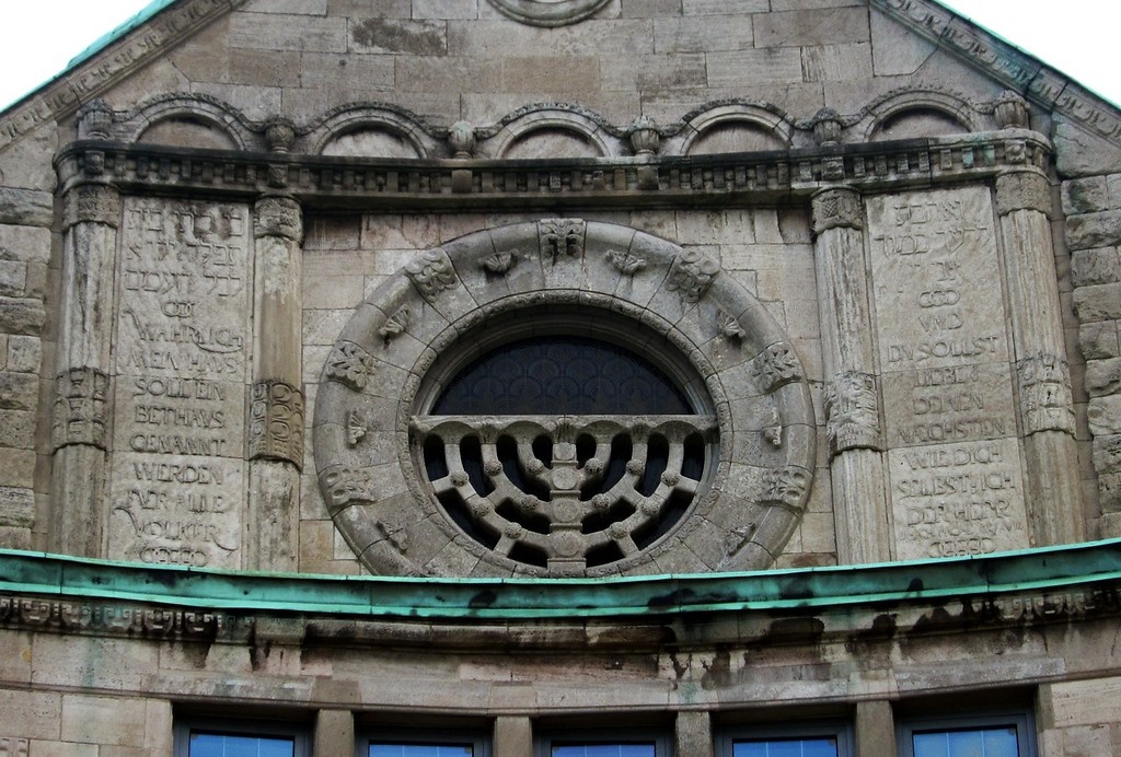 Detailansicht der oberen Westfassade der Alte Synagoge Essen (2014)