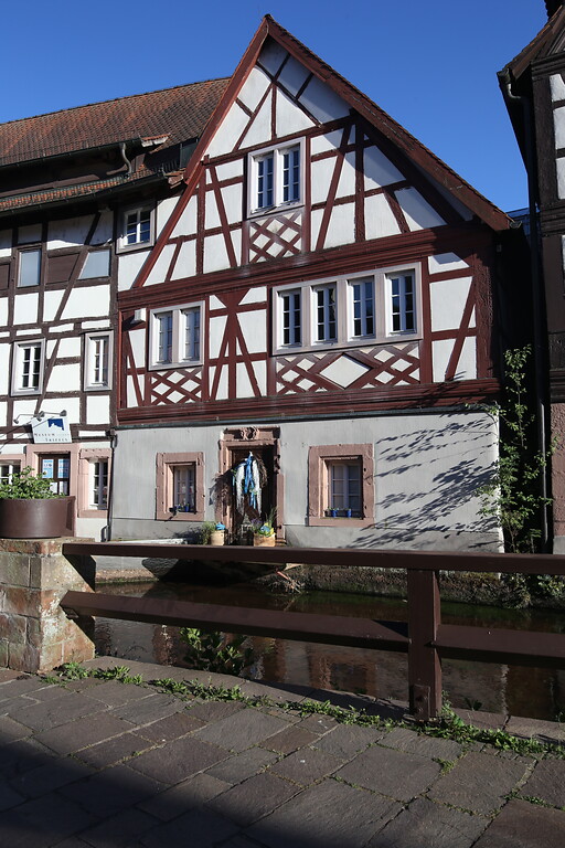 Fachwerkhaus an der Queich in Annweiler, in dem das "Museum unterm Trifels" untergebracht ist (2020)