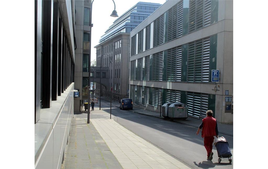 Blick in die im heutigen Kölner Stadtteil Altstadt-Nord gelegene Servasgasse in Richtung Rhein, mittig im Bild das frühere Direktionsgebäude der Reichsbahndirektion (2020).