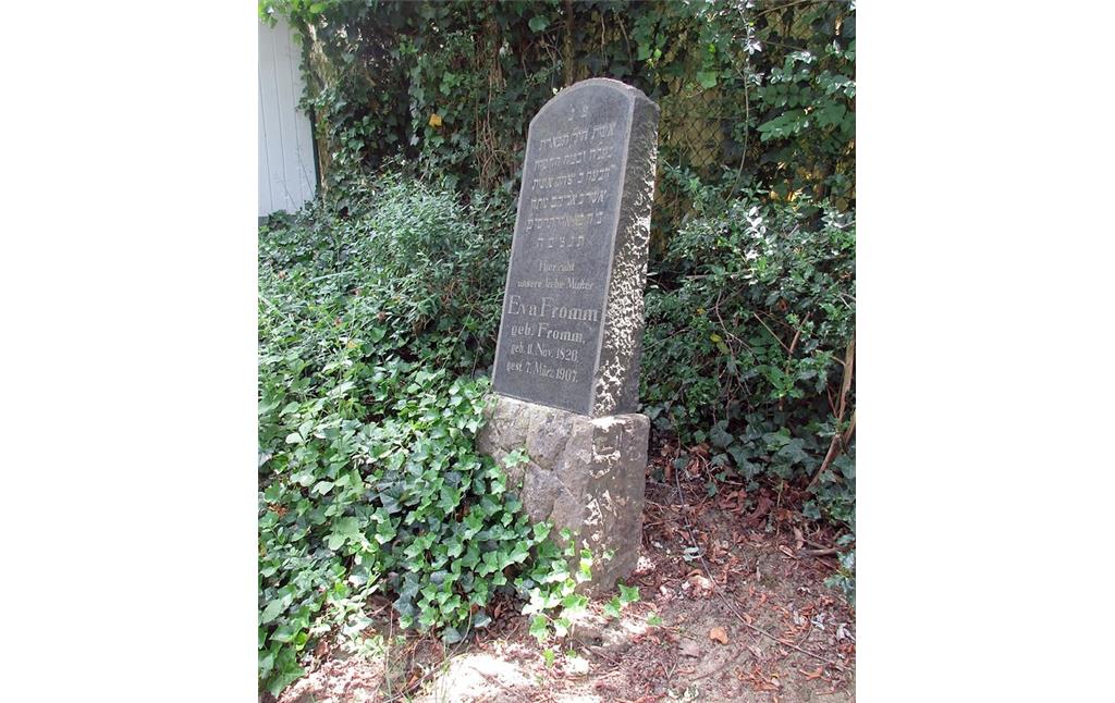 Grabstein der Eva Fromm auf dem vorderen Gräberfeld auf dem jüdischen Friedhof Trierbachweg in Gürzenich (2017)
