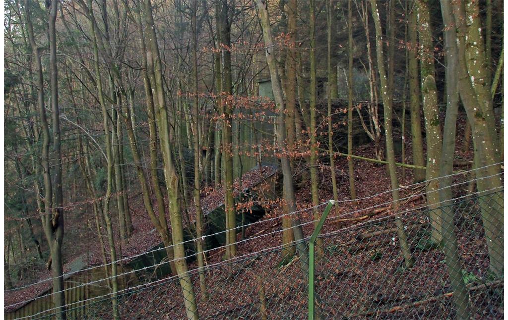 Oberirdisch sichtbare Teile des früheren Atombunkers der NRW-Landesregierung ("Ausweichsitz Nordrhein-Westfalen") am Gillesbach in Kall (2016).