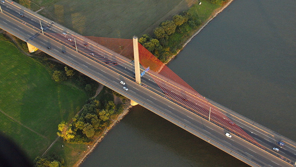 Luftaufnahme des östlichen Pylons der Bonner Friedrich-Ebert-Brücke und des Rheinufers bei Schwarzrheindorf (2012).