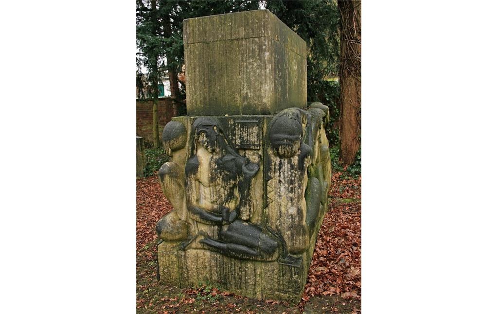 Östliche Seite des durch den deutsch-jüdischen Bildhauer Benno Elkan (1877-1960) geschaffenen Grabdenkmals (Großstein) der Familie Ludwig Hans Wettendorf auf dem jüdischen Friedhof Roßweide in Wickrath (2015)