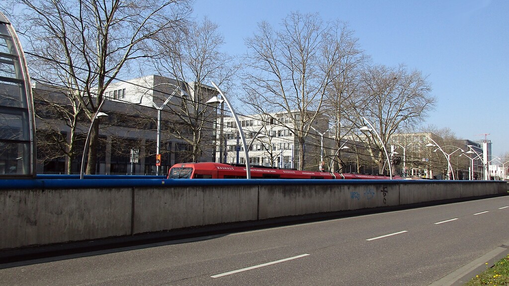 Blick über die Bonner Friedrich-Ebert-Allee im Bereich der Stadtbahn-Haltestelle Ollenhauerstraße (2022).