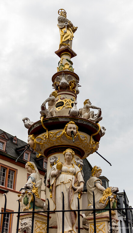 Der im Jahr 1595 als Ersatz für einen gotischen Vorgänger gestiftete Petrusbrunnen auf dem Hauptmarkt in Trier (2022).