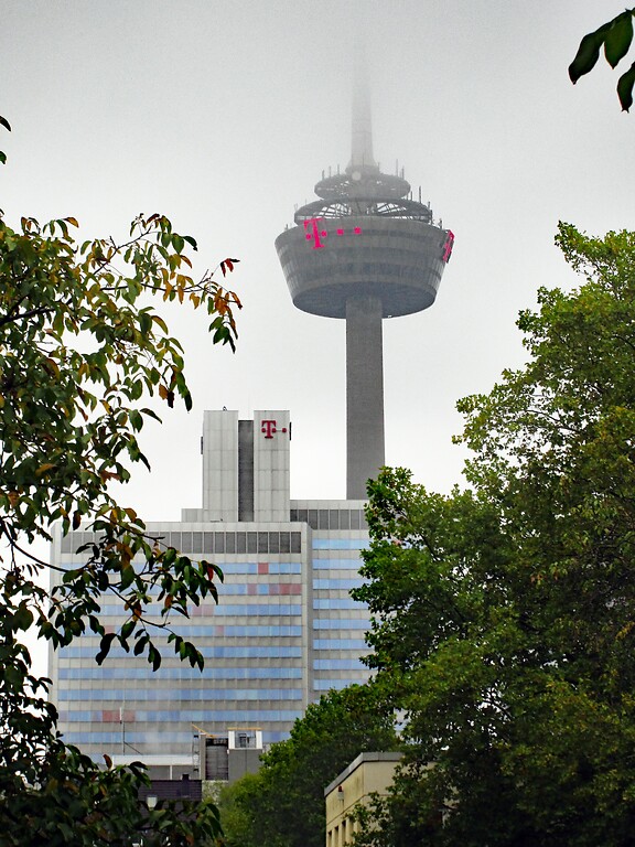 Der Fernmeldeturm "Colonius" in Köln-Neustadt-Nord, davor Gebäude der Deutschen Telekom (2020), Ansicht vom Inneren Grüngürtel im Bereich der Venloer Straße aus.