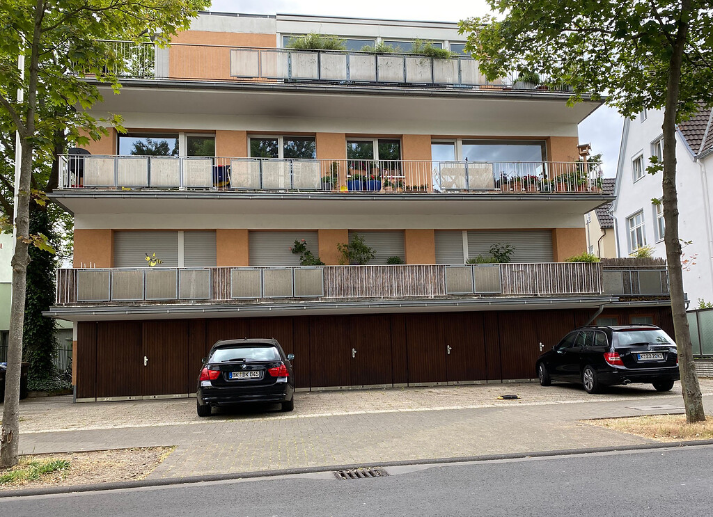 Mehrfamilienhaus Pferdmengesstraße 7 in Köln-Marienburg (2020); 1968/72 Wohnsitz von Georg Loos, der die Garagen für seine Rennwagen nutzte.