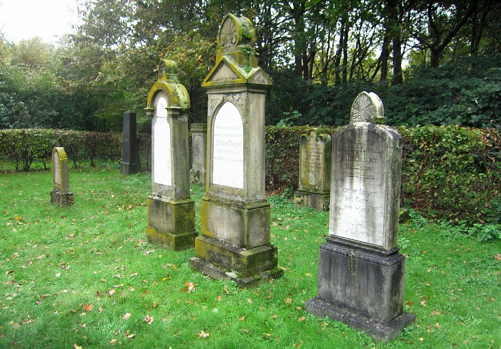 Grabmale auf dem jüdischen Friedhof an der Uerdinger Straße in Meerbusch-Lank-Latum (2014).