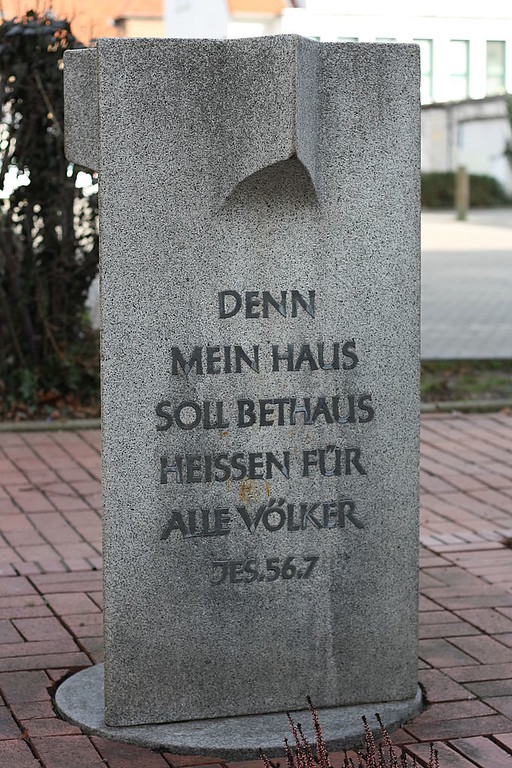 Der 1984 errichtete Gedenkstein zur Erinnerung an die frühere Meckenheimer Synagoge in der heutigen Professor-Scheeben-Straße am Synagogenplatz (2011).